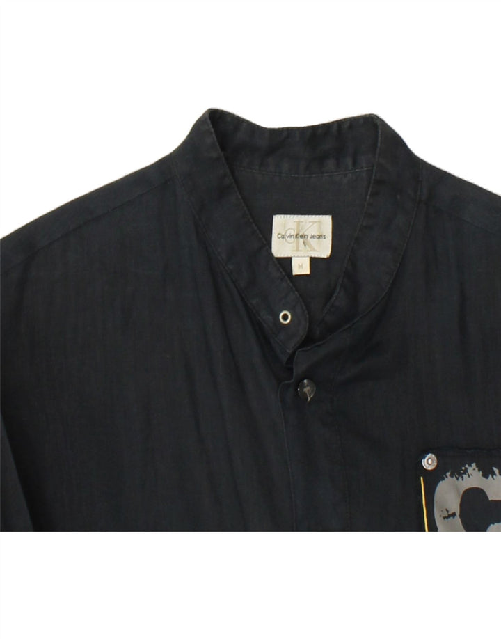 CALVIN KLEIN JEANS Mens Graphic Shirt Medium Black Linen Vintage Calvin Klein Jeans and Second-Hand Calvin Klein Jeans from Messina Hembry 