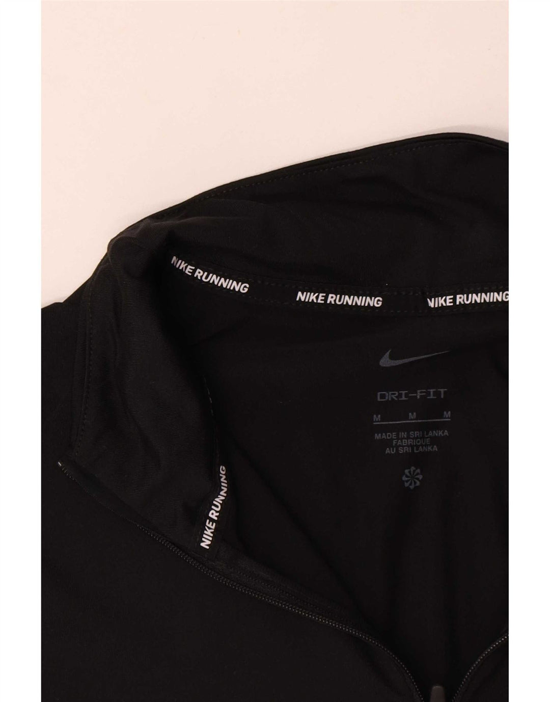 Nike Dri Fit majica s izrezom i srednjim gornjim dijelom trenirke od crnog poliestera