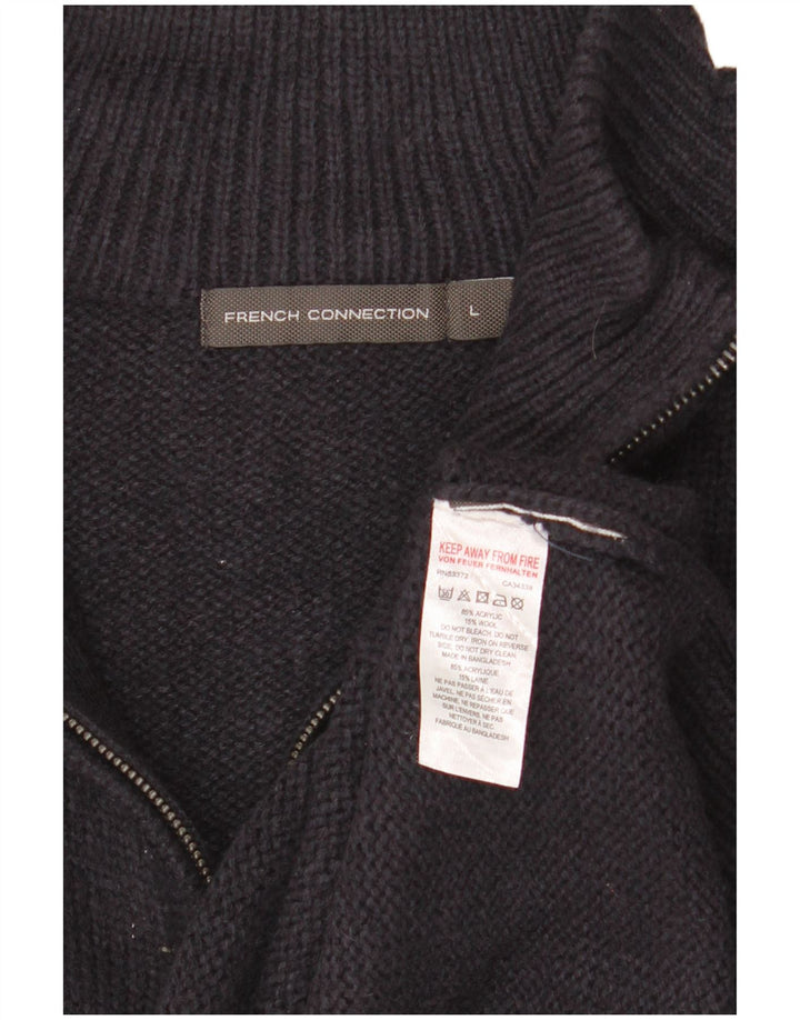 French Connection muški džemper s izrezom i velikim tamnoplavim akrilom