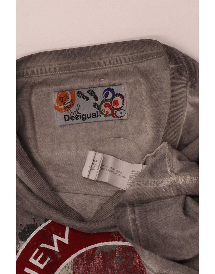 Desigual muška majica s grafičkim motivima srednje sivi pamuk