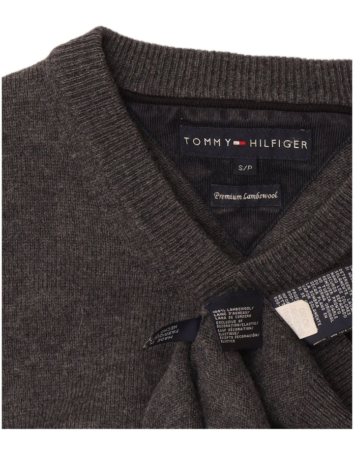 Tommy Hilfiger muški džemper s V-izrezom mali sivi od janjeće vune
