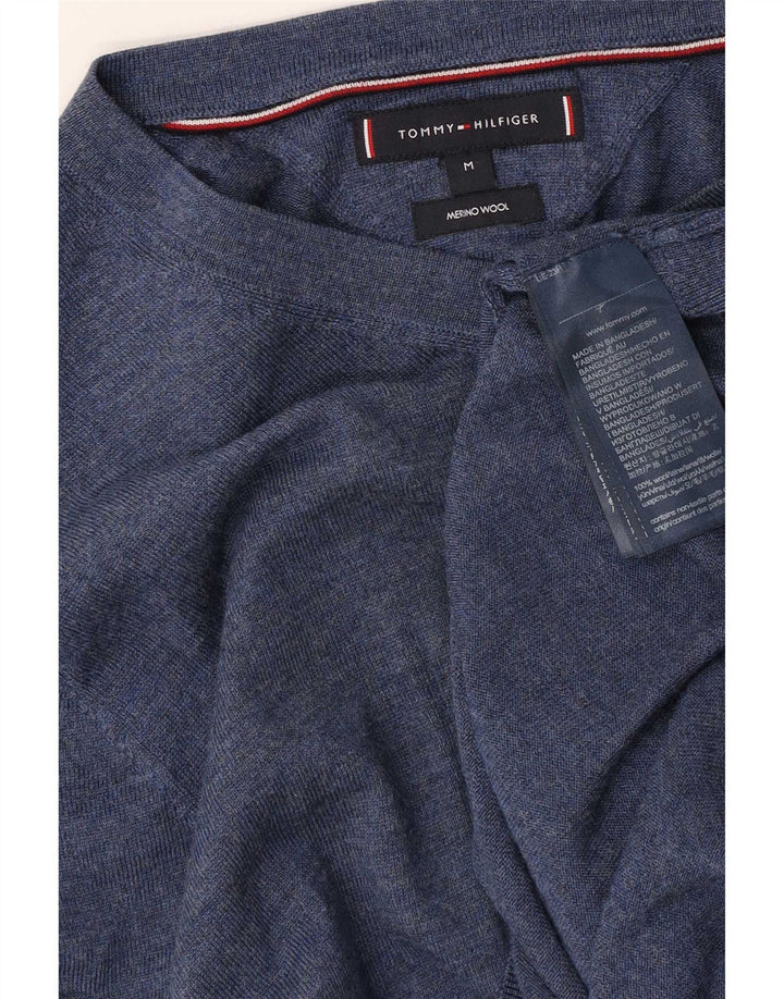 Tommy Hilfiger muški džemper s V-izrezom srednje plave merino vune