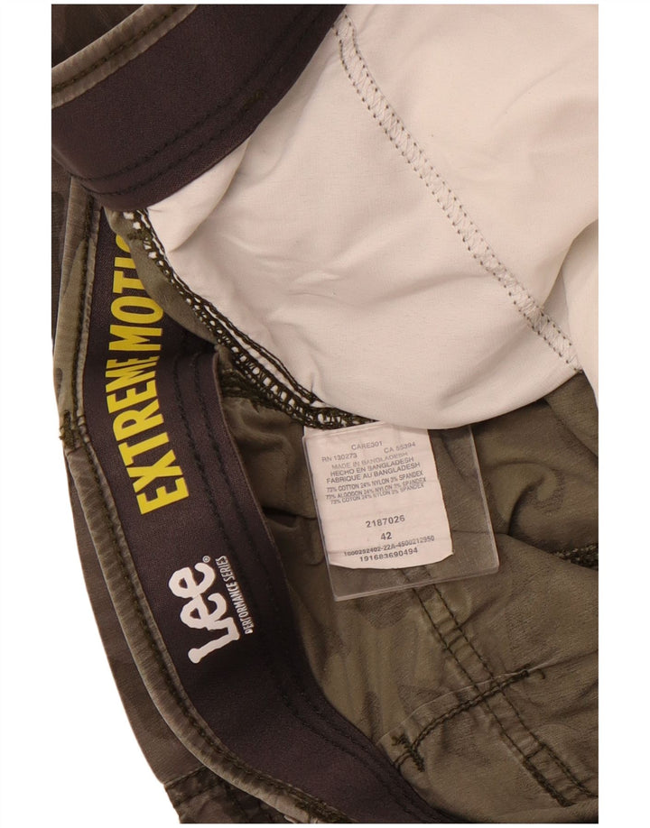 LEE Muške Extreme Motion Cargo kratke hlače W42 2XL kaki kamuflažni pamuk