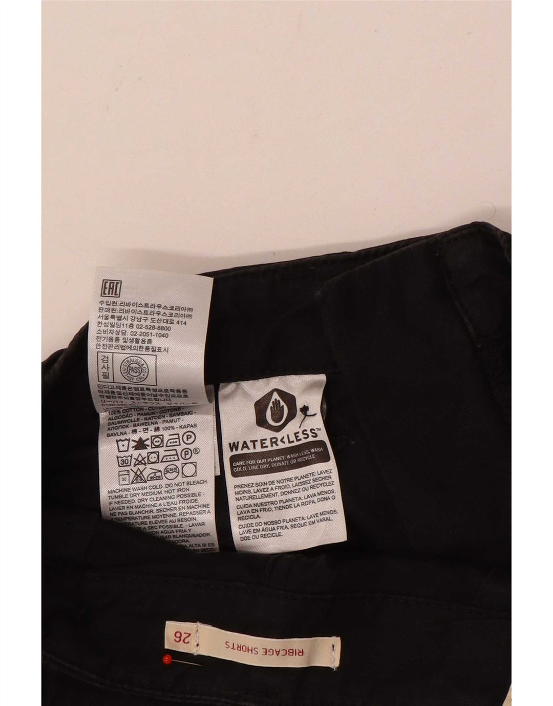 Levi's ženske kratke chino hlače s rebrima W26 male crne pamučne boje