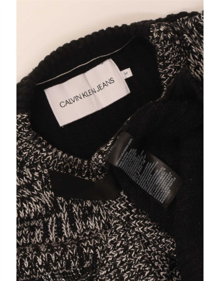 Calvin Klein Jeans muški džemper s okruglim izrezom srednje sive boje s mrljama