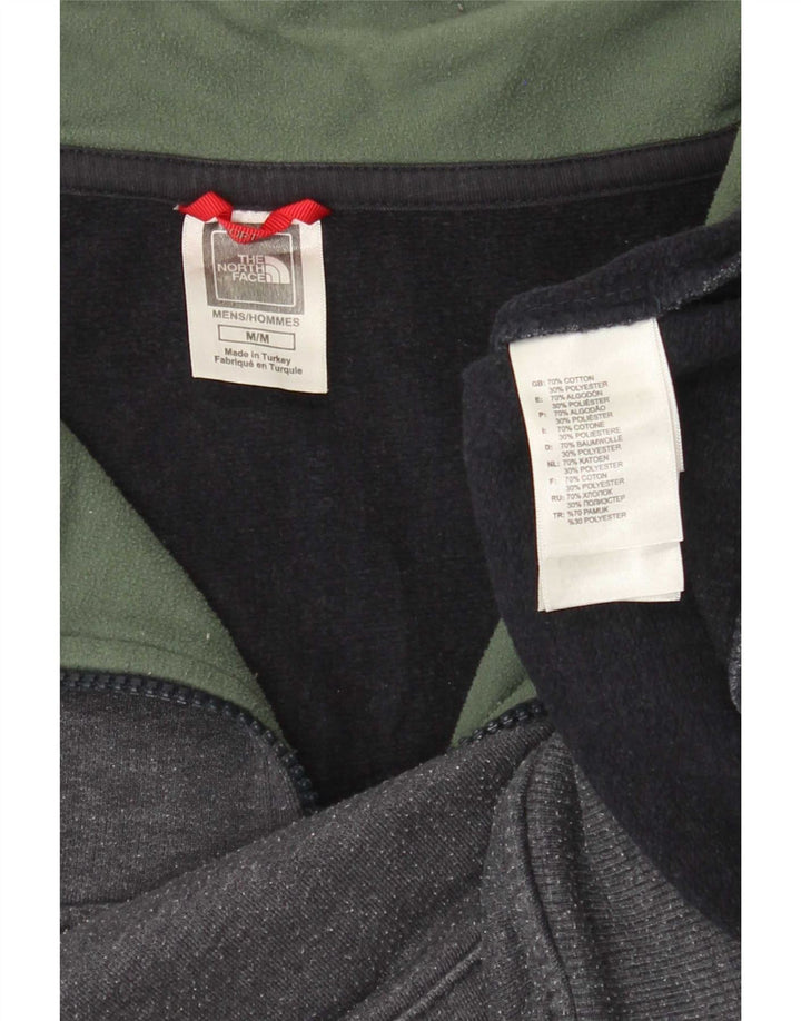 The North Face muška majica s izrezom i srednje sivim pamukom
