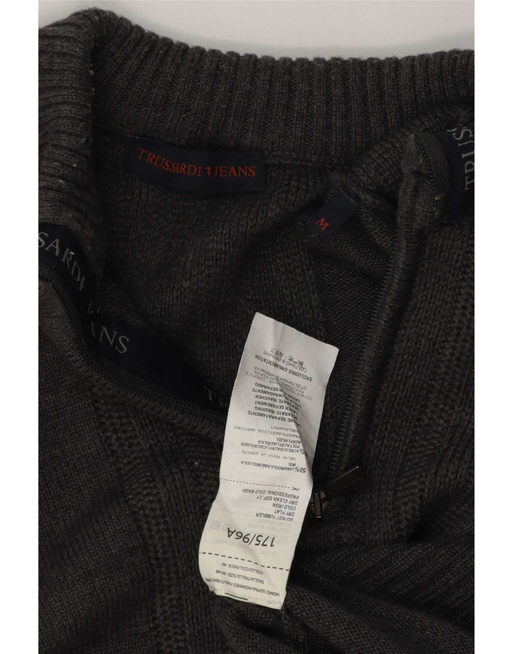 Trussardi Jeans muški džemper s izrezom i srednje sivim vunenim džemperom