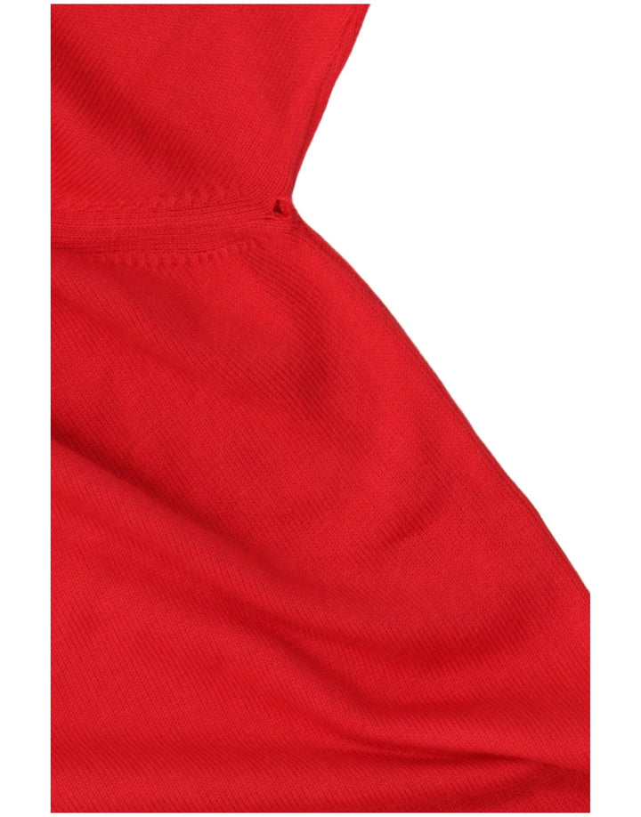 Razmislite o ružičastom muškom džemperu s okruglim izrezom, velikim crvenim