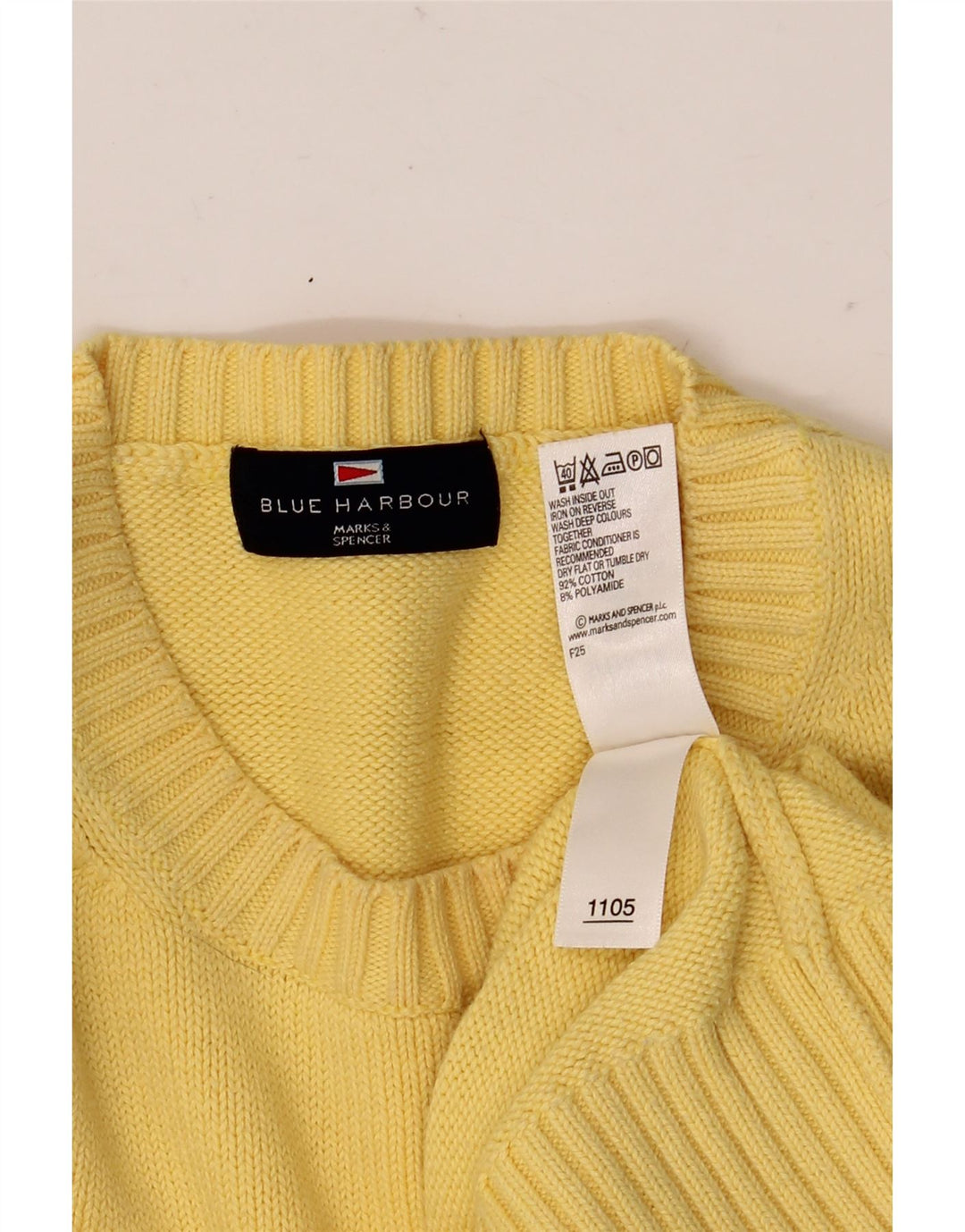 Marks & Spencer muški plavi Harbor džemper s okruglim izrezom srednje žute boje