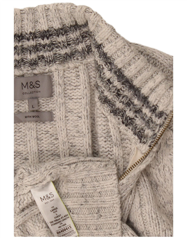 Marks & Spencer muški džemper s izrezom i velikim sivim akrilom