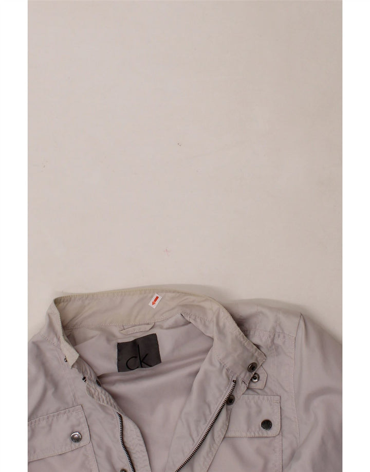 CALVIN KLEIN Mens Graphic Utility Jacket UK 38 Medium Off White Polyamide Vintage Calvin Klein and Second-Hand Calvin Klein from Messina Hembry 