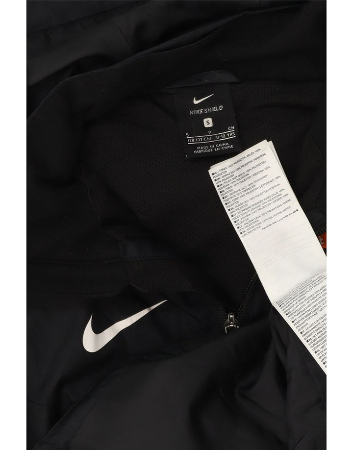 NIKE Boys Dri Fit Graphic kišna jakna s kapuljačom 8-9 Years Small Black
