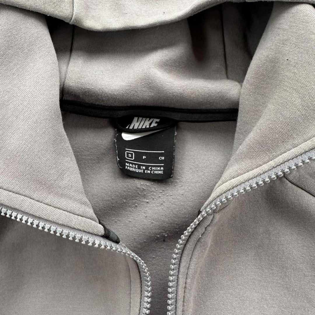 Nike majica s kapuljačom u tech stilu - mala