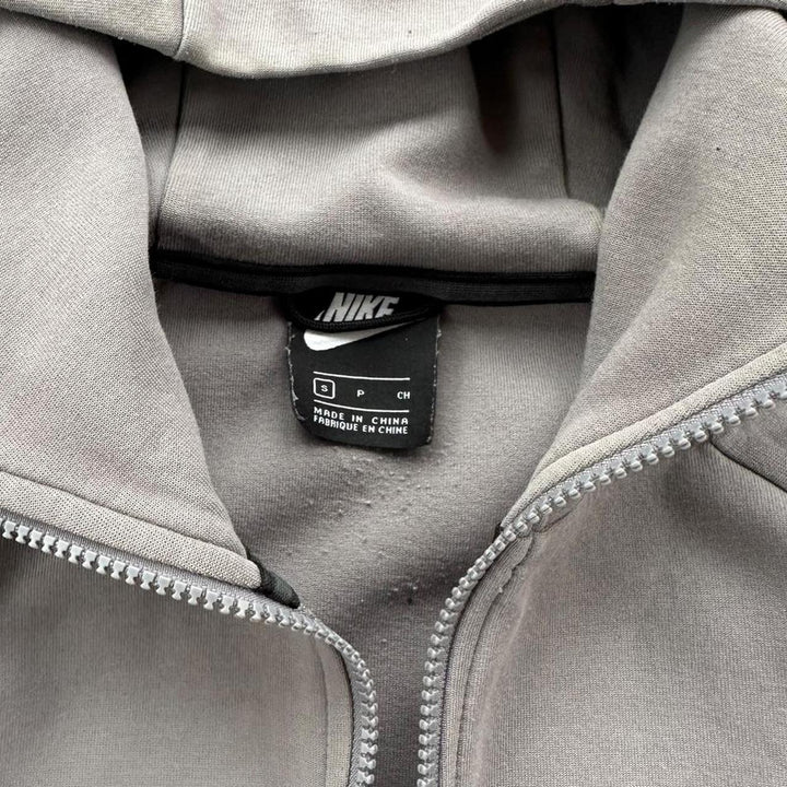 Nike majica s kapuljačom u tech stilu - mala