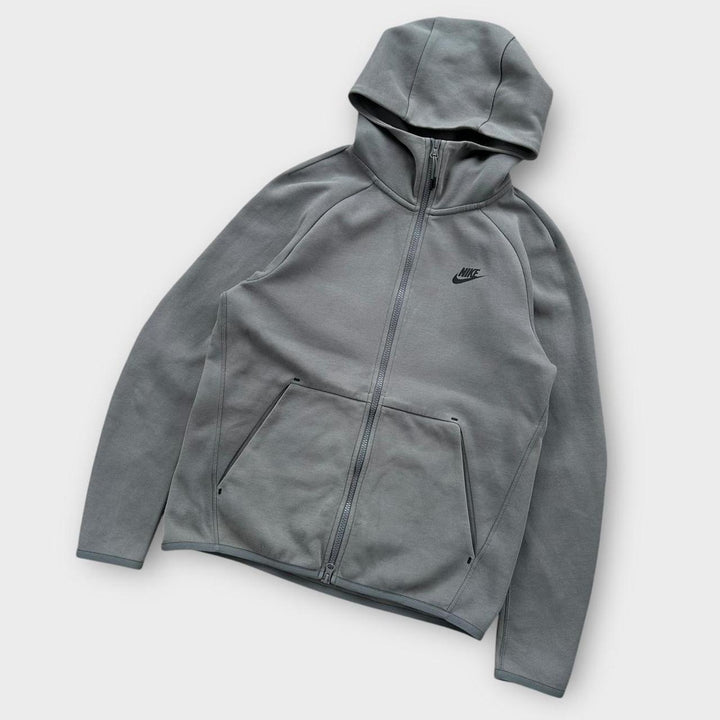 Nike majica s kapuljačom u tech stilu - mala