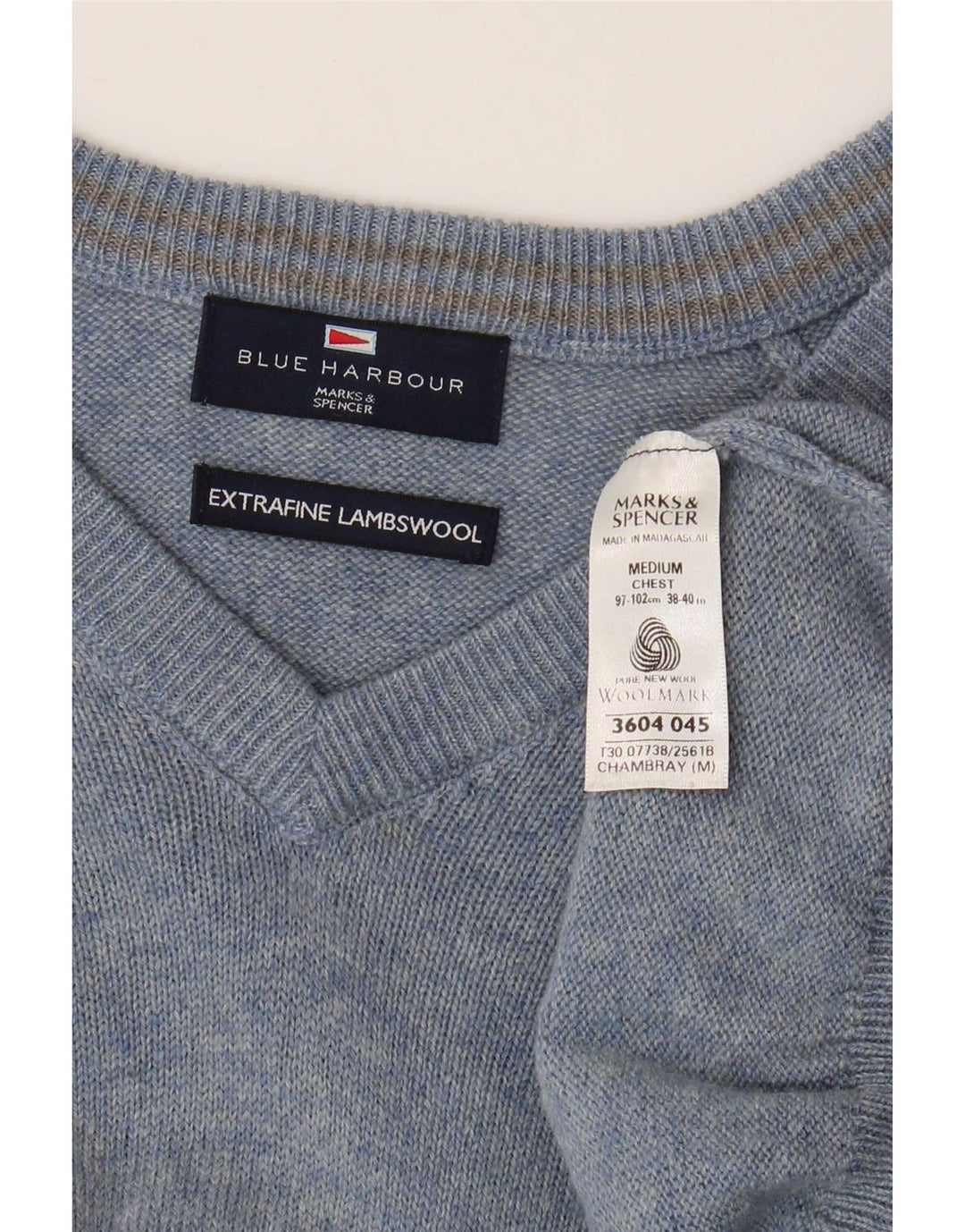 Marks & Spencer plavi muški džemper s V-izrezom srednje plave boje