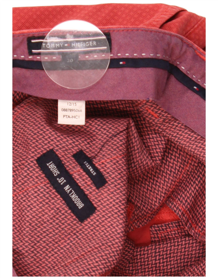 Tommy Hilfiger Brooklyn chino kratke hlače W30 srednje crvene geometrijske boje
