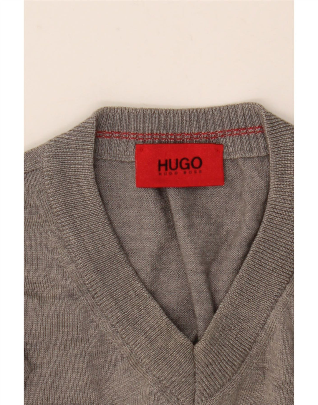Hugo Boss muški džemper s V-izrezom XL siva vunena