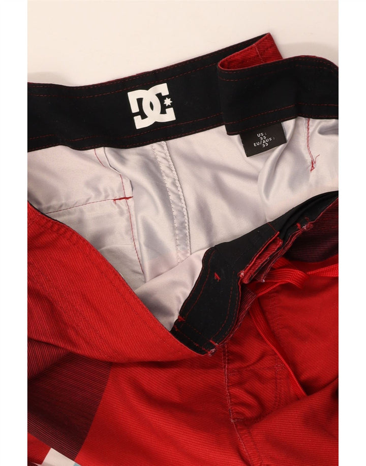 DC muške grafičke kratke hlače za kupanje srednje crvene boje
