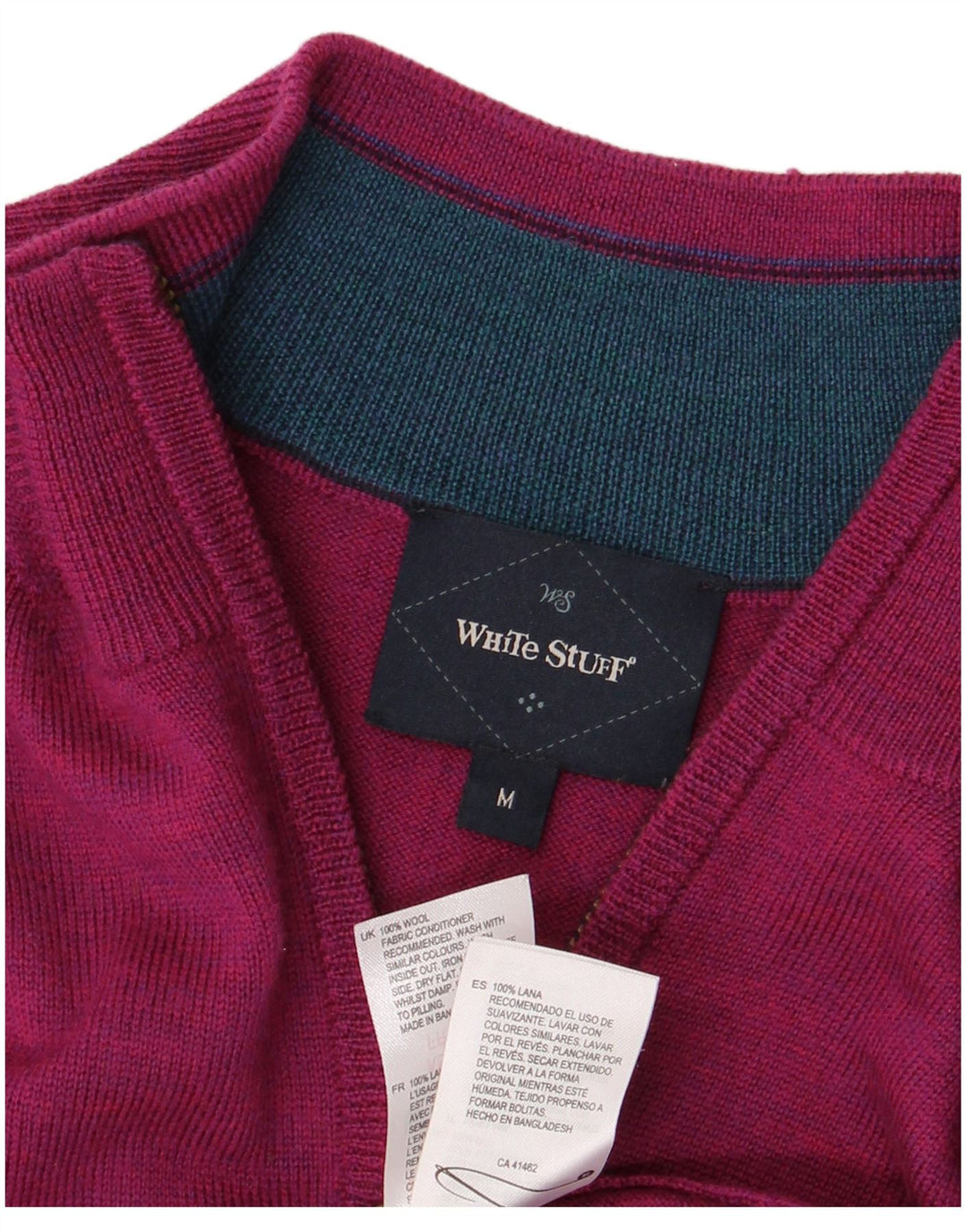 Bijeli muški džemper s izrezom i srednje ružičastom vunom