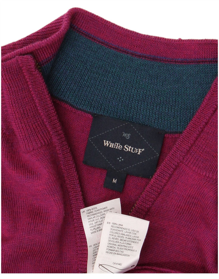 Bijeli muški džemper s izrezom i srednje ružičastom vunom