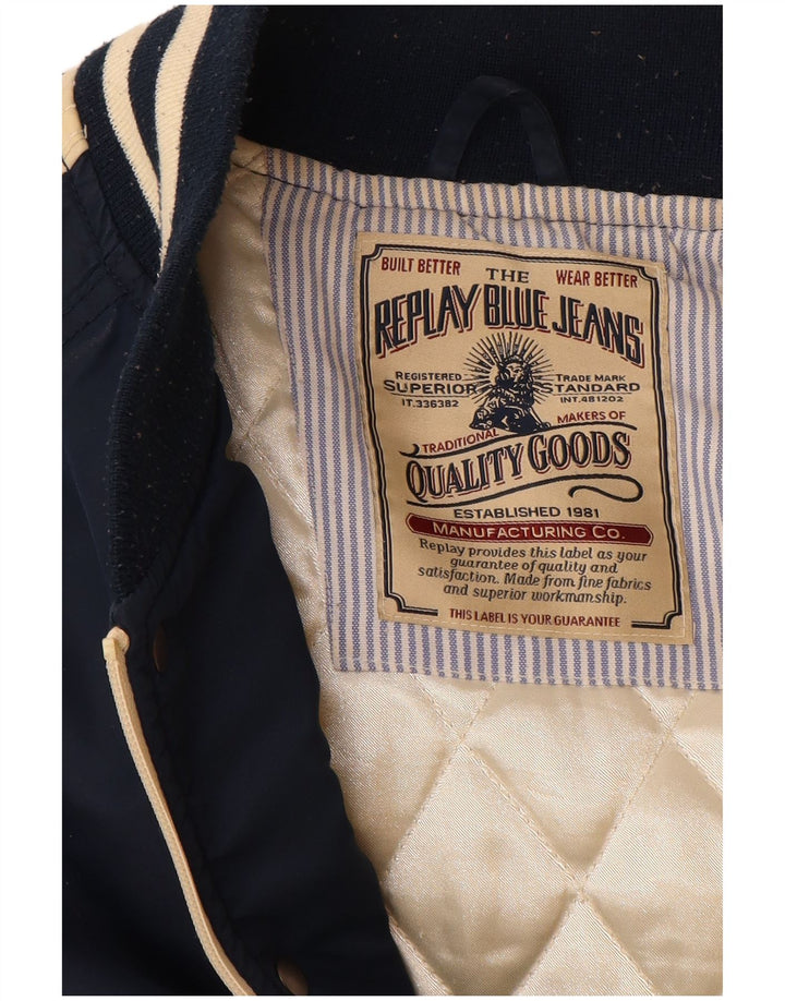 REPLAY Muška sveučilišna jakna s grafičkim motivima UK 38 srednje tamnoplave boje