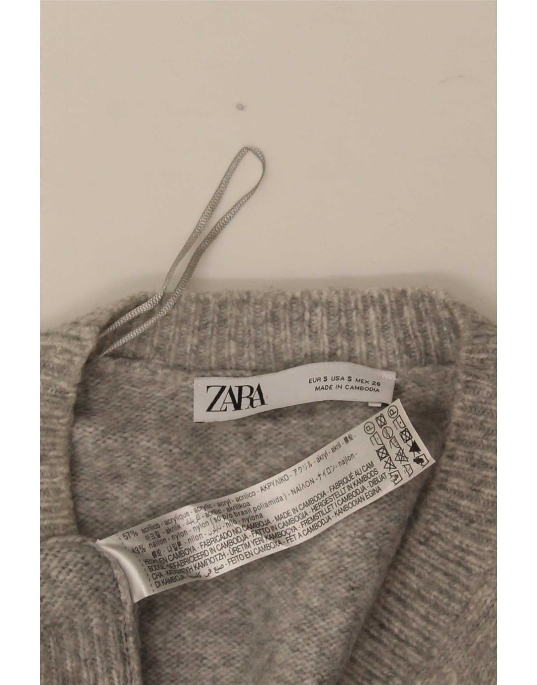 Zara muški pulover s V-izrezom mali sivi akril
