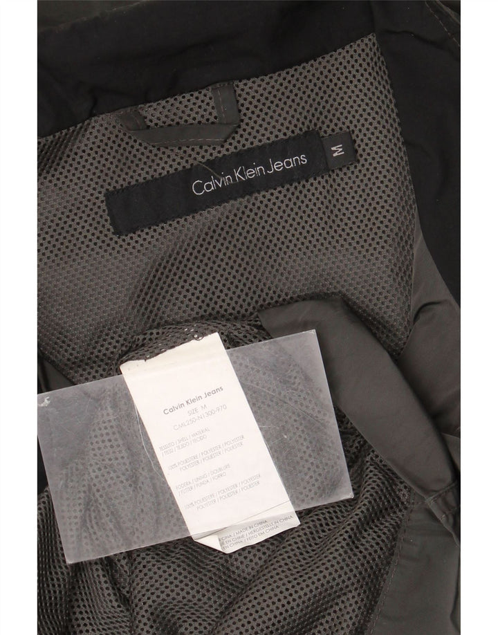 Calvin Klein Jeans muška grafička pomoćna jakna UK 38 srednje sivi poliester