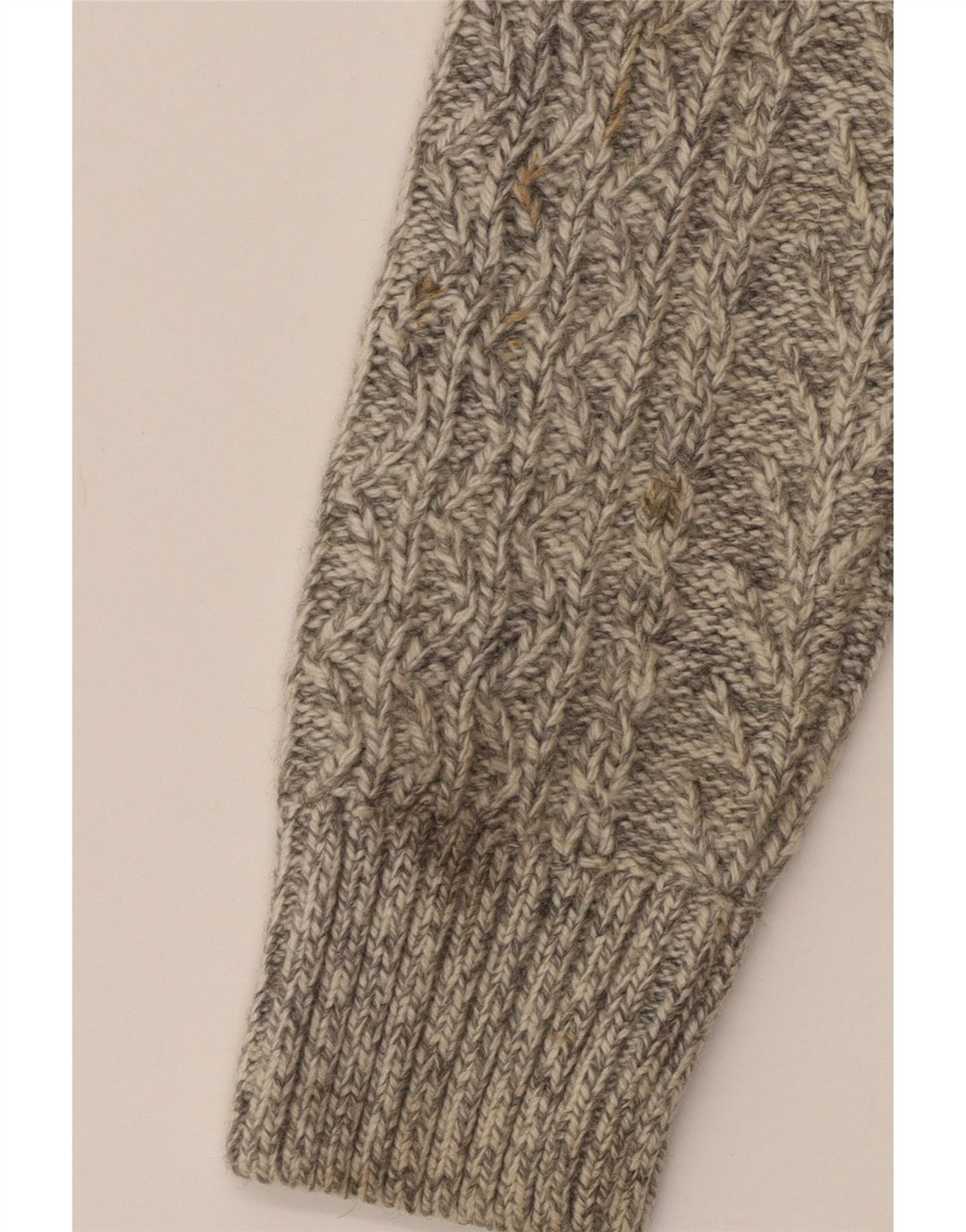 SUPERDRY muški džemper s izrezom i velikim bež vunenim pjegama