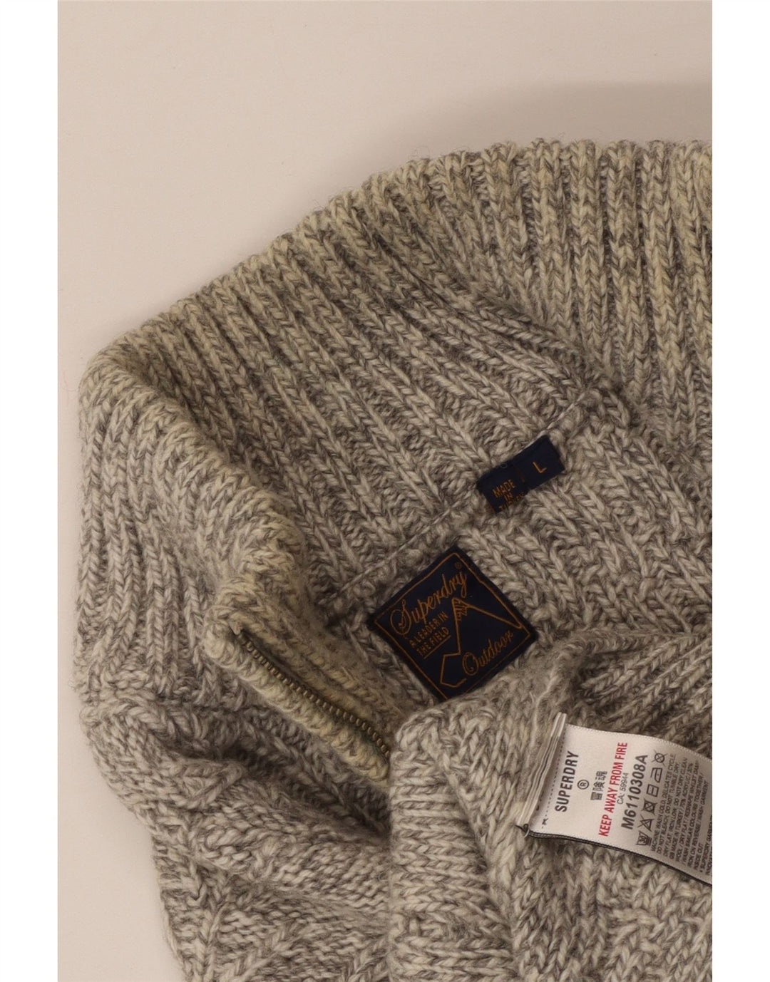 SUPERDRY muški džemper s izrezom i velikim bež vunenim pjegama